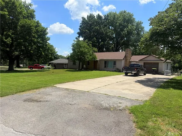 1723 Berry Rd, Independence, MO 64057