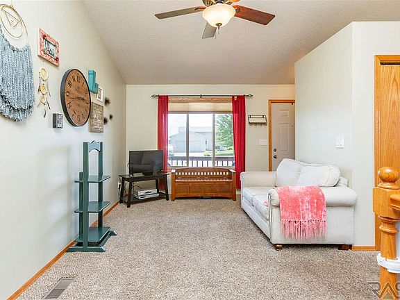 5th image of 704 Lois Ln