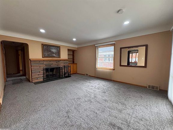 5th image of 22430 Alger St