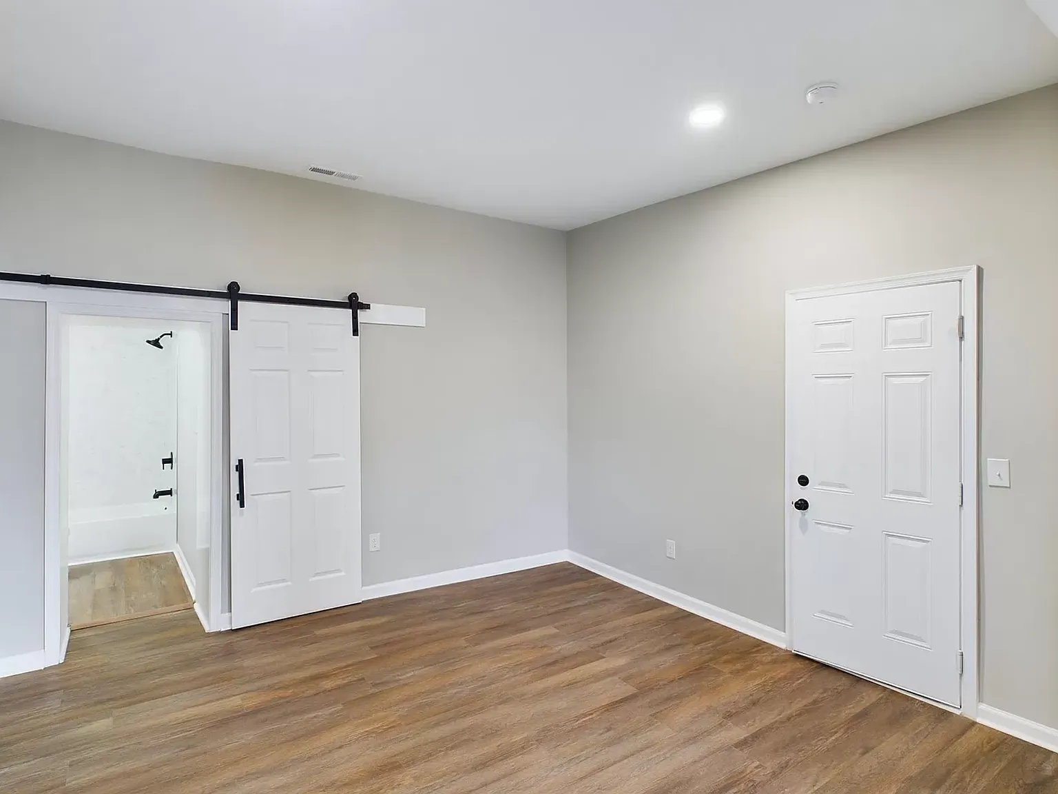 1 bed, 900 sqft, $1,300 — Photo 3