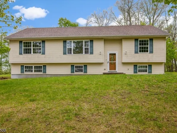 2 Oak St, Newton Town, NJ 07860