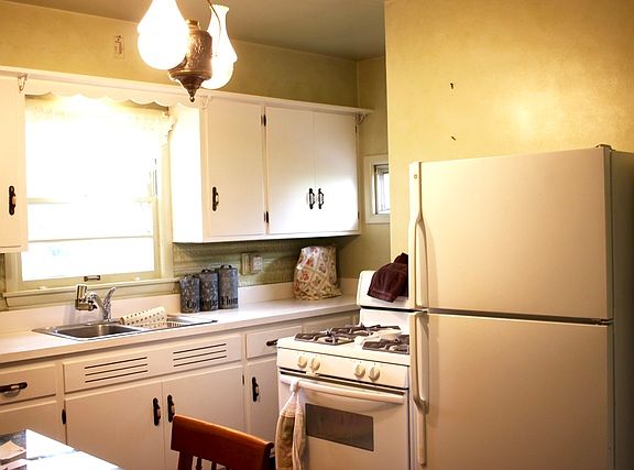 3rd image of 131 Hartway Dr
