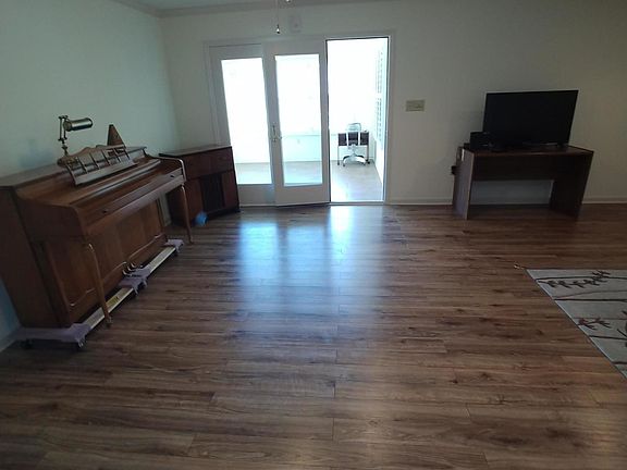 5th image of 911 Portsmouth Cir