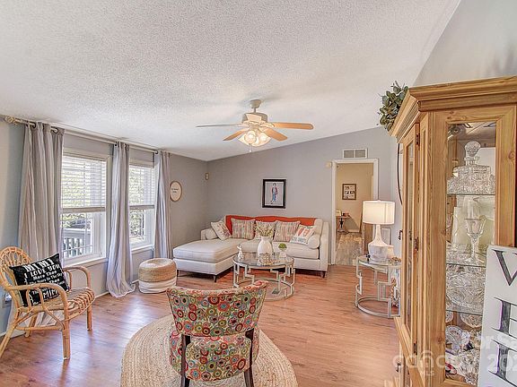 4th image of 62 Largo Ln