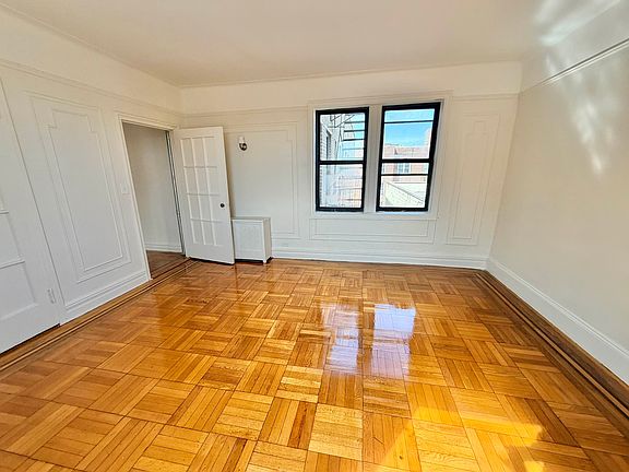 2nd image of 655 Pelham Pkwy N APT 6K