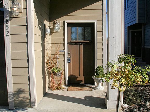 2nd image of 852 NE 109th Ct