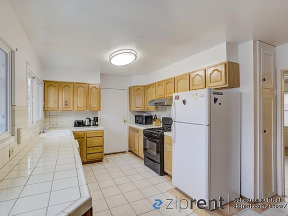 4th image of 3050 Fleetwood Dr