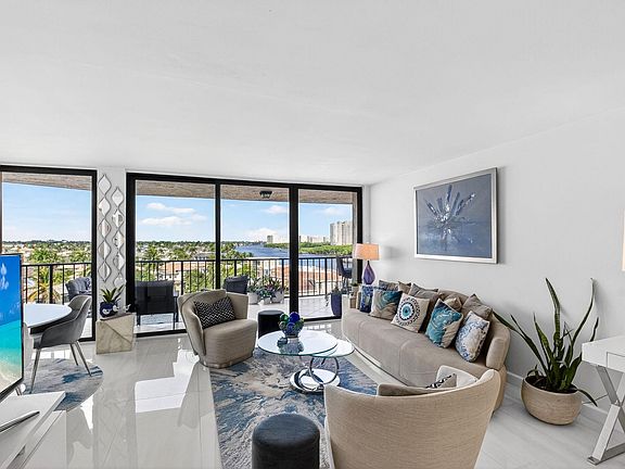 4th image of 899 Jeffery Street #710