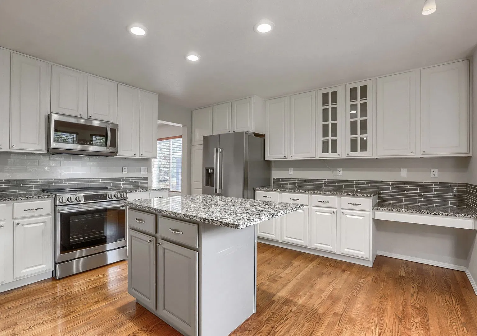 Beautiful 5-Bedroom Home with Updated Kitchen & Community Pool — Photo 3