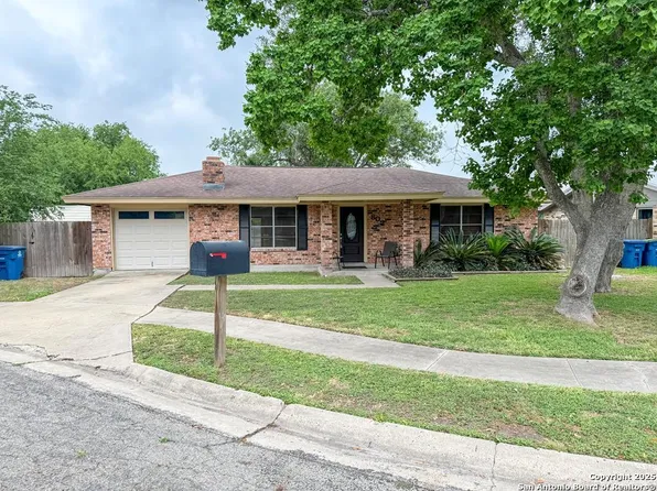 802 Rainier, Beeville 78102