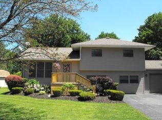 966 Meadow Dr, Youngstown, NY 14174