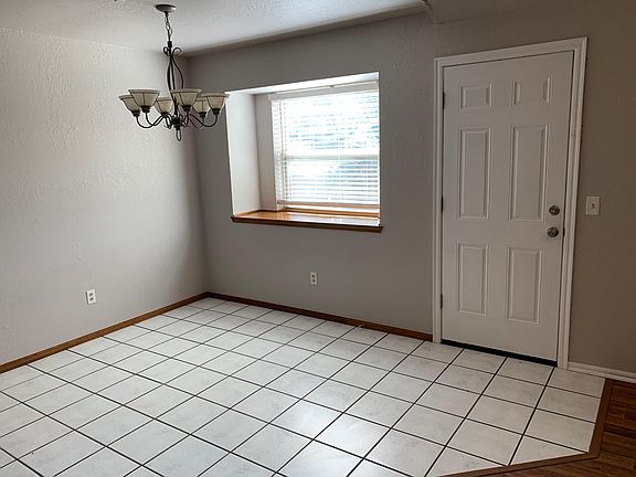 5th image of 901 Sennybridge Ct