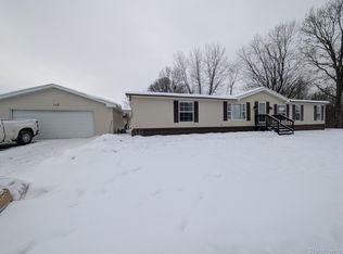 11362 N Lake Dr, Fenton, MI 48430