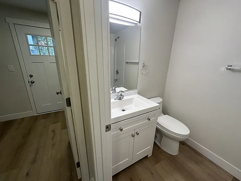 Fully Remodeled 2 Bedroom 1 Bath Units — Photo 27