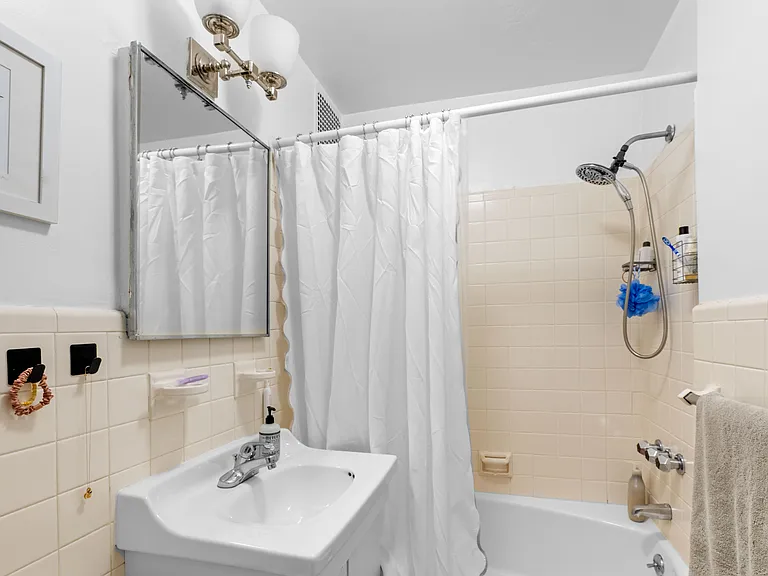 172 E 61st St #4B — Photo 10