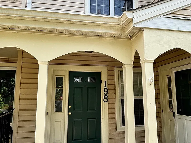 198 Tulip Ln — Photo 1