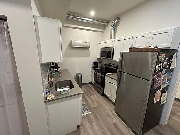 3rd image of 224 Hall St Unit 3