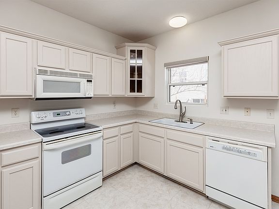 3rd image of 1037 NW Prairie Ridge Dr