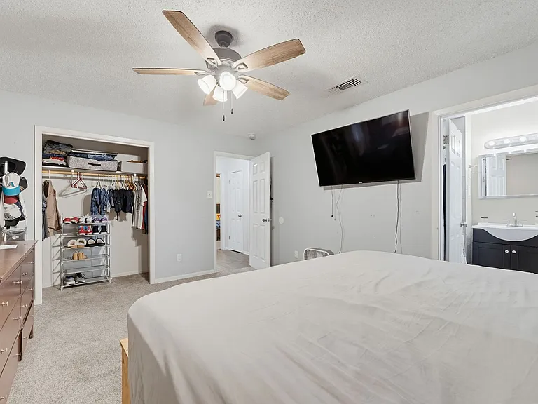 902 Lynn Ln — Photo 9