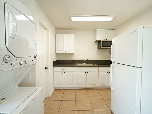 3rd image of 1405 N Riverside Ave