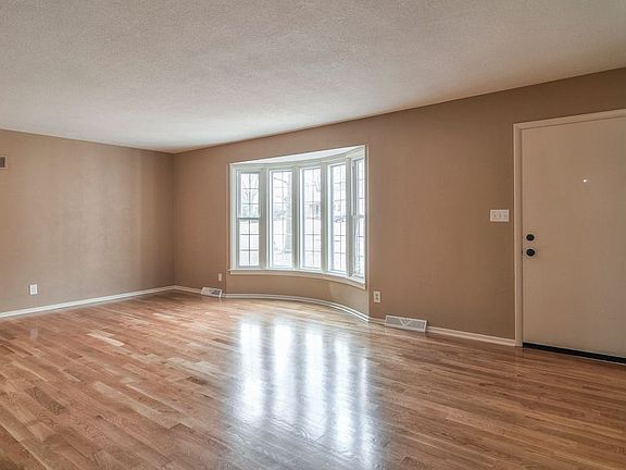 5th image of 8621 Travis St