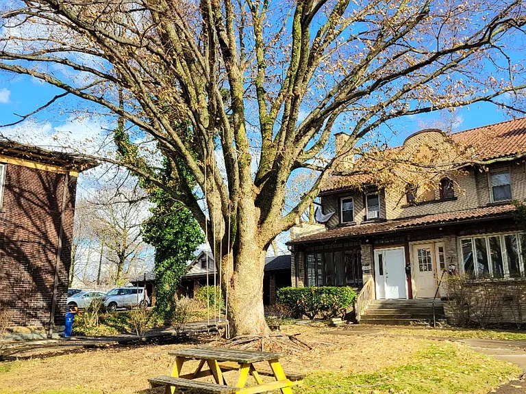 Common use picnic tables for our tenants to use and enjoy the outside.