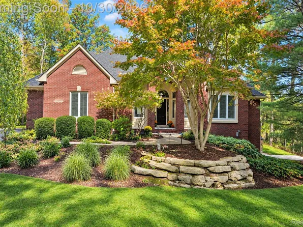 1721 Wood Trl, Oxford, MI 48371