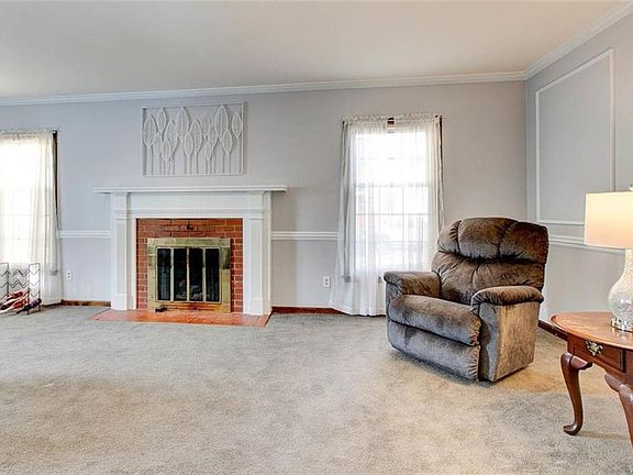 5th image of 50 Tanglewood Dr