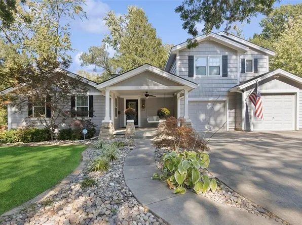 7471 Village Dr, Prairie Village, KS 66208