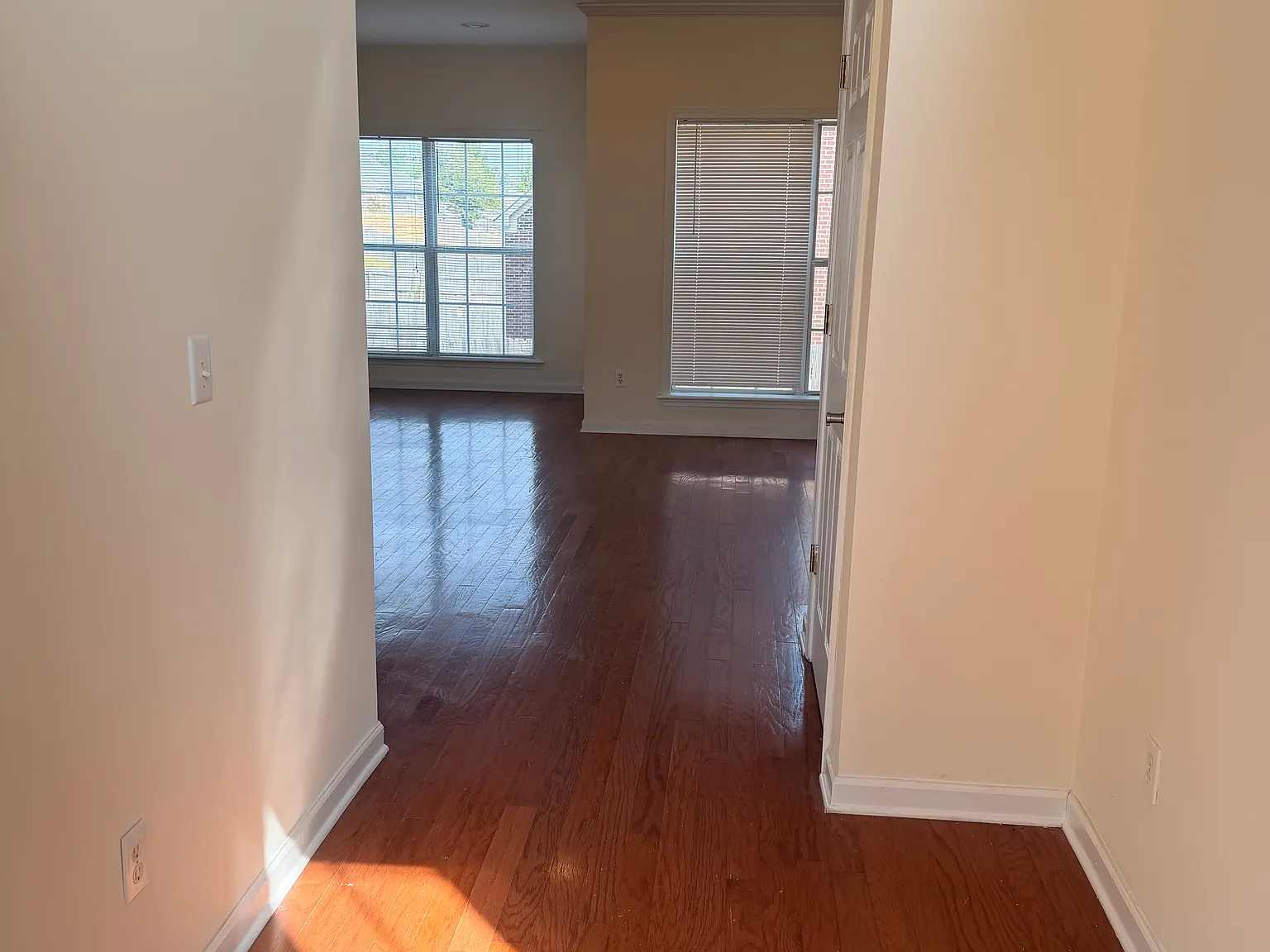 3 bed, 2.5 bath, 1600 sqft, $2,000 — Photo 2