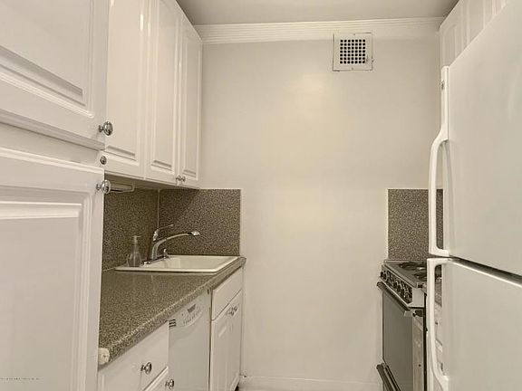 3rd image of 30 W 60th St APT 10G