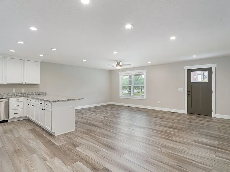 1120 N Clay Ave — Photo 5
