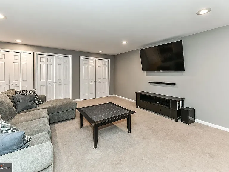 7910 Oak Hollow Ln — Photo 16