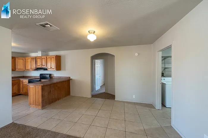 207 E Date St — Photo 3