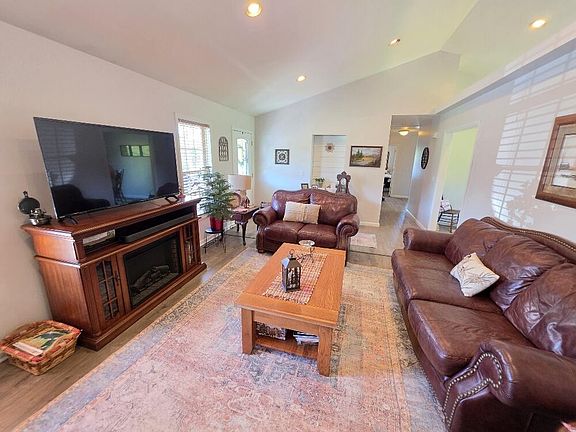 4th image of 104 Colonial Dr