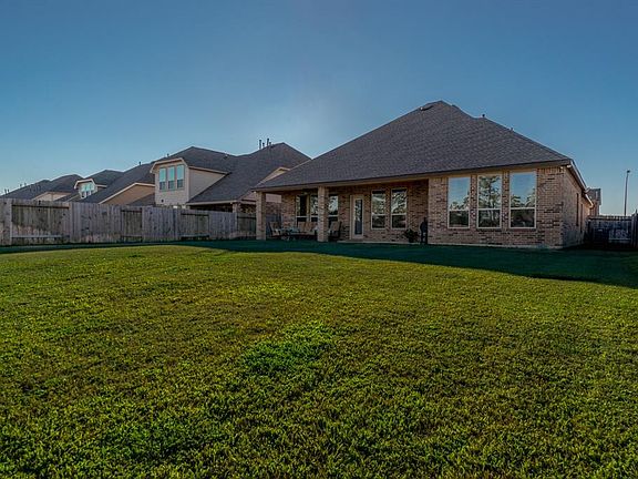 No back neighbors behind the spacious backyard.