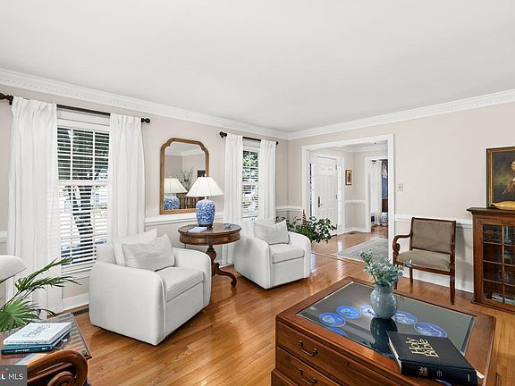 5th image of 10 N Pointe Dr