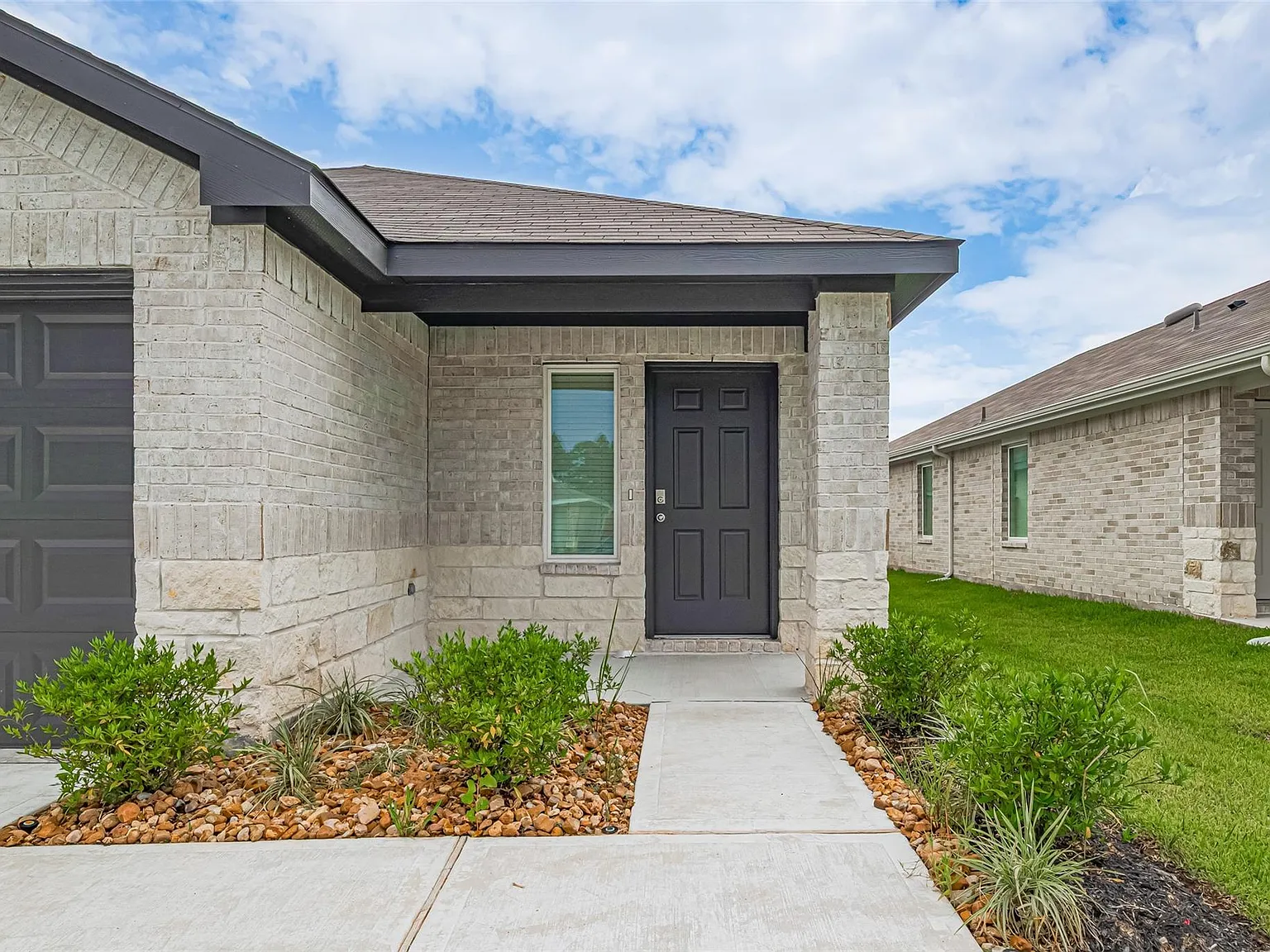 3 bed, 2.0 bath, 1396 sqft, $2,050 — Photo 3