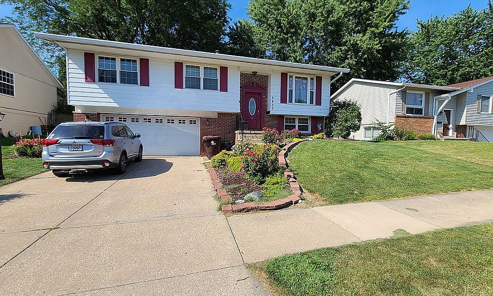 1st image of 2433 W Carriage Ln