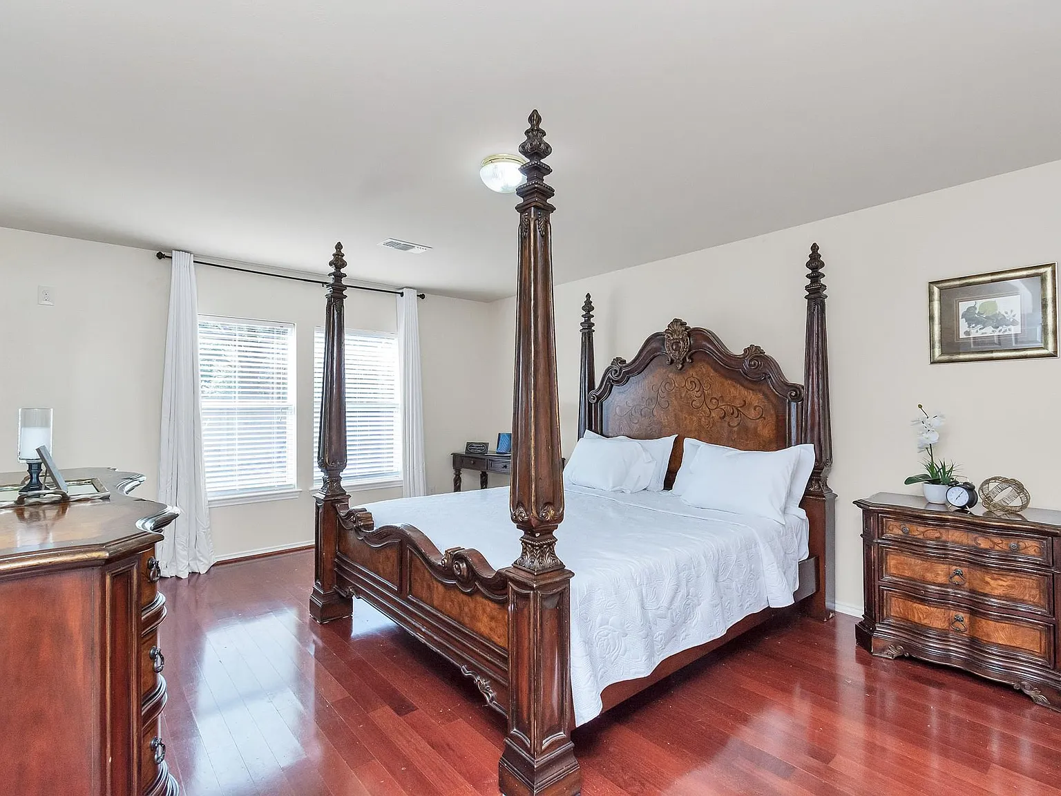 4 bed, 2.5 bath, 2496 sqft, $2,800 — Photo 4