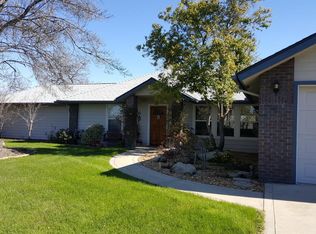 28030 Twin Ponds Rd, Clovis, CA 93619