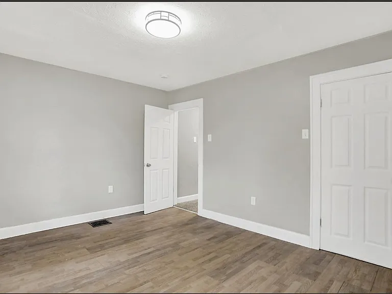 1031 N Dearborn St #B — Photo 4