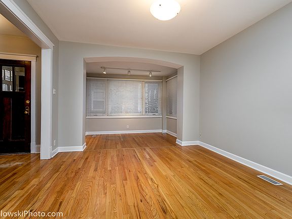 3rd image of 2608 W Montrose Ave