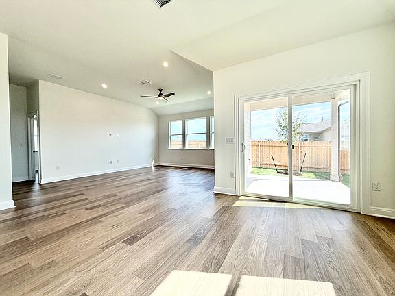 5th image of 461 Young St