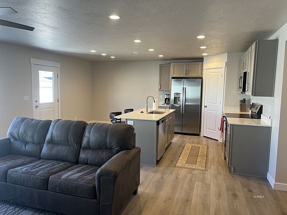 3rd image of 542 Robert Ln