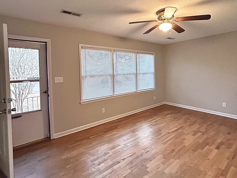 408 Lynette Dr — Photo 3