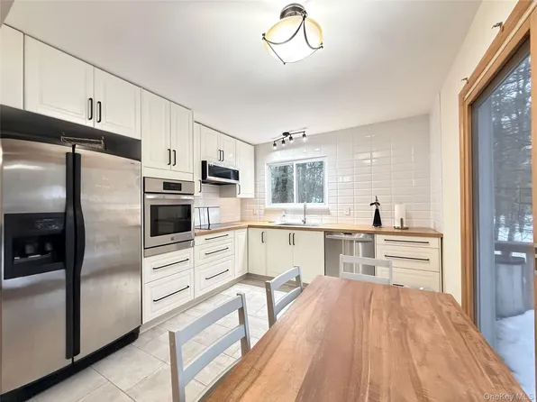 15 Norfolk Ct, Rock Hill, NY 12775