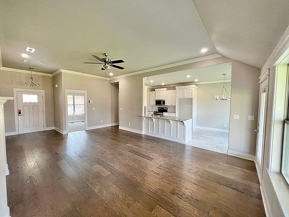 2nd image of 915 Fair Oaks St