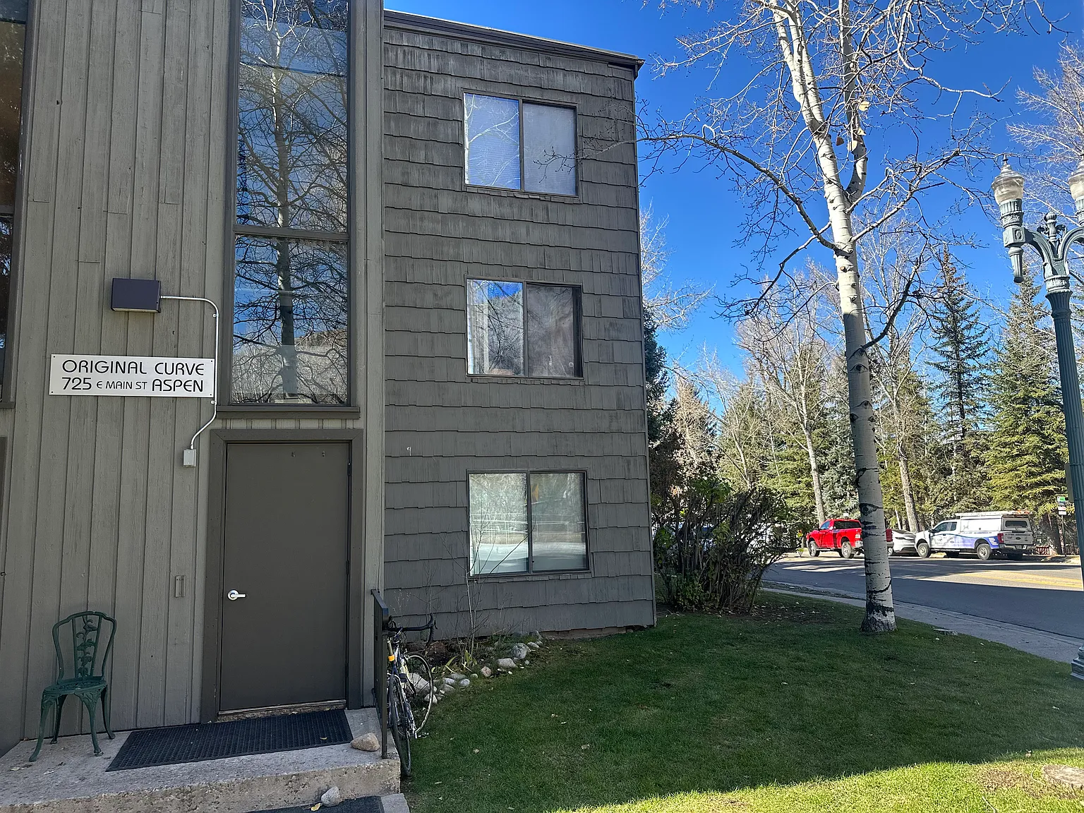 725 E Main St — Photo 1