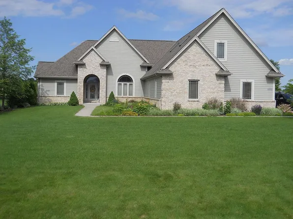 W336N8076 Prairie Hollow Dr, Oconomowoc, WI 53066
